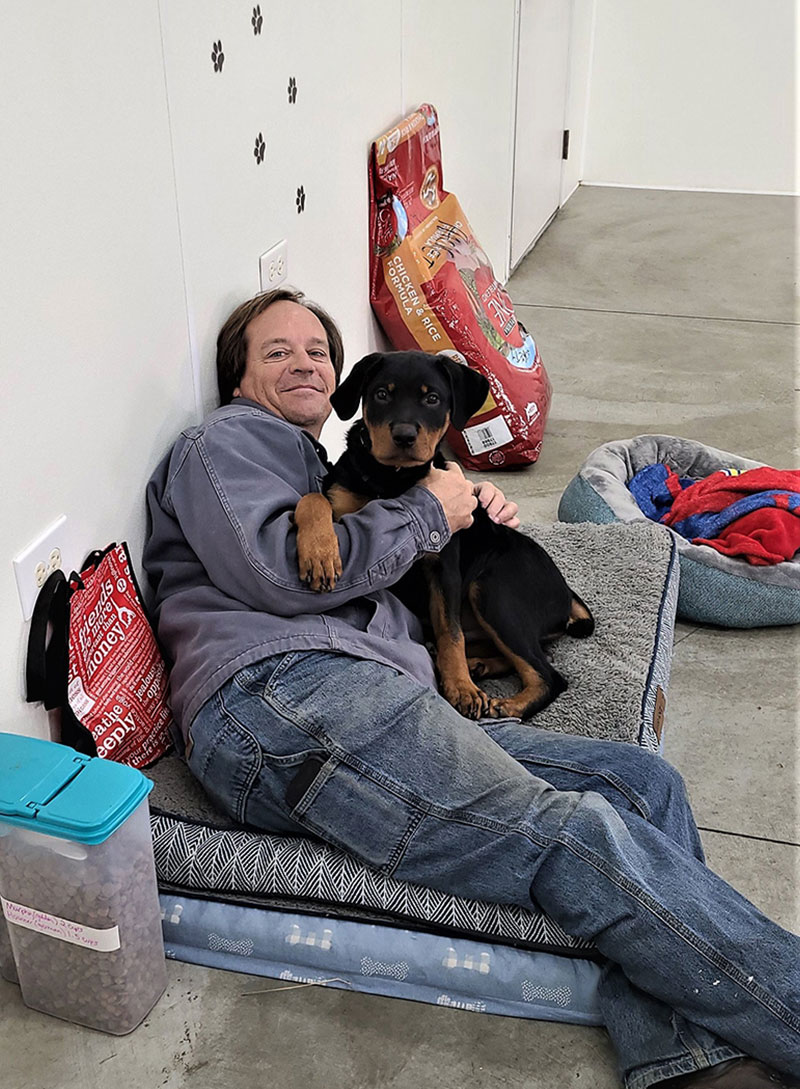img-guyholdingdog